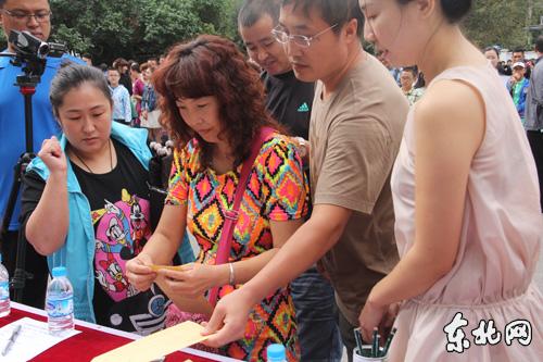 哈爾濱中小學(xué)抽簽定老師 攝像機(jī)跟拍家長手抖 哈爾濱中小學(xué)抽簽定老師 攝像機(jī)跟拍家長手抖