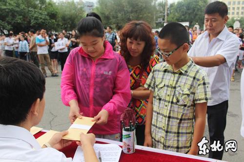 哈爾濱中小學(xué)抽簽定老師 攝像機(jī)跟拍家長手抖 哈爾濱中小學(xué)抽簽定老師 攝像機(jī)跟拍家長手抖