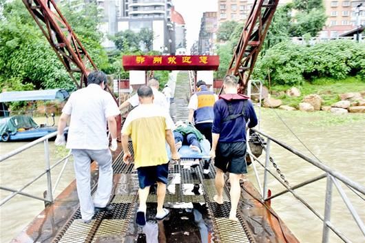 高二女生跳江輕生 漂流12小時(shí)獲救(圖) 高二女生跳江輕生 漂流12小時(shí)獲救(圖)