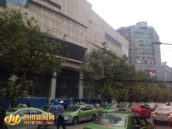 百輛出租車排隊(duì)5小時領(lǐng)百元購物卡 的哥稱不劃算