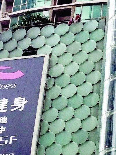 環(huán)亞廣場(chǎng)5樓露臺(tái)上，有一男子揚(yáng)言跳樓。
