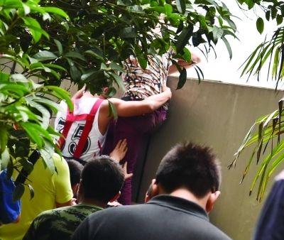 2小時(shí)后，該包工頭終于被抱下來(lái)了。