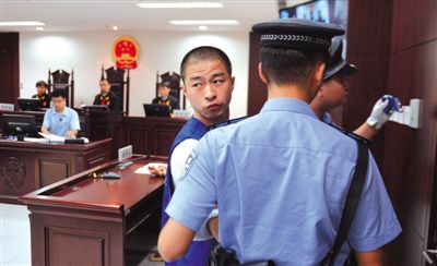 宣判后，馬凱被帶出法庭時，沖著旁聽席上的姐姐喊道：“照顧好媽”。