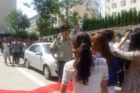 青島黃海學(xué)院，數(shù)千學(xué)生在校內(nèi)游行抗議