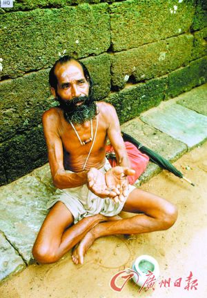 在街旁乞討的乞丐。