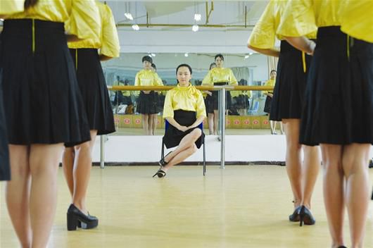 圖文:大學(xué)淑女班的別樣“軍訓(xùn)” 圖文:大學(xué)淑女班的別樣“軍訓(xùn)”