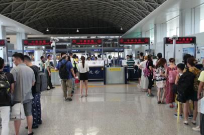 成都市民排隊(duì)準(zhǔn)備出境。