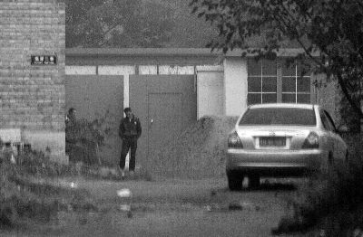 回訪今天上午，小李被困的院子大門緊閉，有人在門口望風(fēng)