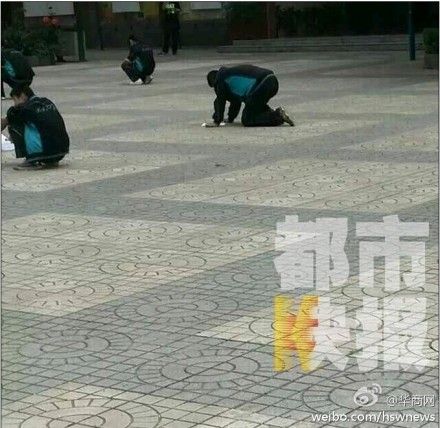 西安一初中老師罰學(xué)生蹲在操場(chǎng)寫(xiě)作業(yè)(圖) 西安一初中老師罰學(xué)生蹲在操場(chǎng)寫(xiě)作業(yè)(圖)
