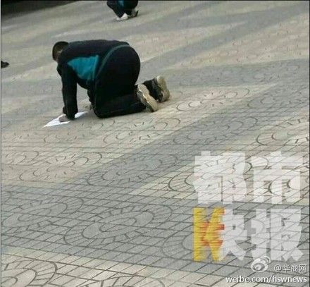 西安一初中老師罰學(xué)生蹲在操場(chǎng)寫(xiě)作業(yè)(圖) 西安一初中老師罰學(xué)生蹲在操場(chǎng)寫(xiě)作業(yè)(圖)