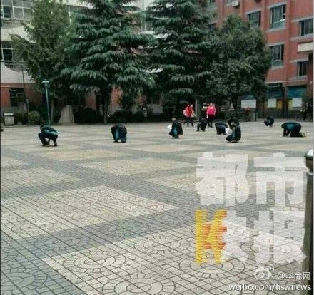 西安一初中老師罰學(xué)生蹲在操場(chǎng)寫(xiě)作業(yè)(圖) 西安一初中老師罰學(xué)生蹲在操場(chǎng)寫(xiě)作業(yè)(圖)