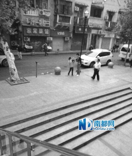 10月18日，武漢一男子抓住環(huán)衛(wèi)工打耳光。