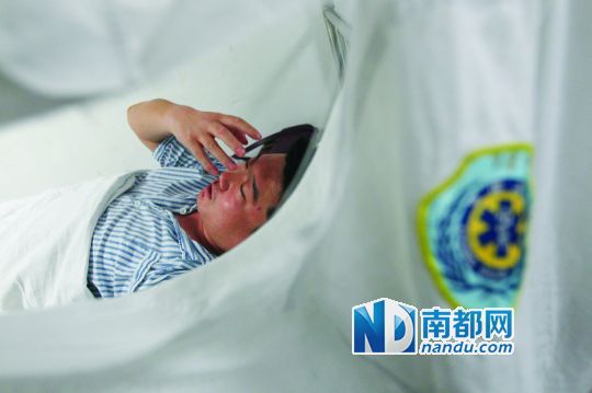 19日，北大深圳醫(yī)院，透過被撕破的工作服，急診科醫(yī)護(hù)人員申洪濤身體多處被醉酒男子抓傷。