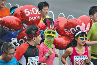 身上綁著氣球的參賽者在參加比賽。