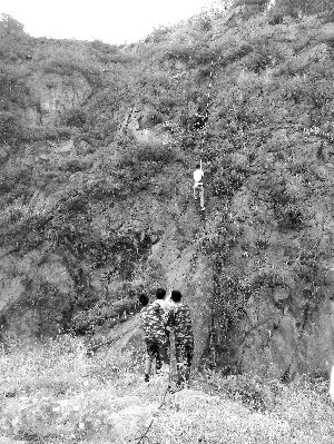 經(jīng)過三個半小時的緊張救援，半山腰的男子被成功救下 消防供圖