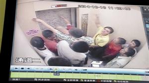 被困人員輪流砸墻進(jìn)行自救。