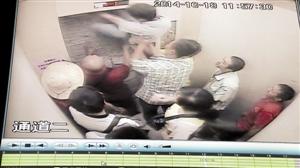 挖出的墻洞能讓一個身材嬌小的男子鉆出。