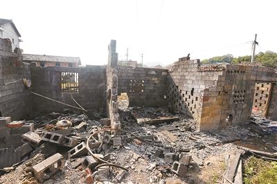 湖南省婁底市婁星區(qū)石井鎮(zhèn)山泉村橋溪港煤礦設(shè)備被搶劫一空，形成了廢墟