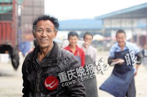 唐再海因?yàn)槠つw黝黑，工友們都打趣地稱呼他為“非洲人”。