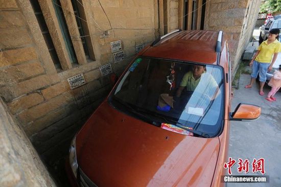 福建晉江現(xiàn)“停車之神”現(xiàn)場(chǎng)示范引驚嘆(圖) 福建晉江現(xiàn)“停車之神”現(xiàn)場(chǎng)示范引驚嘆(圖)