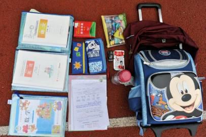 重7.8公斤的書包內(nèi)所裝物品。