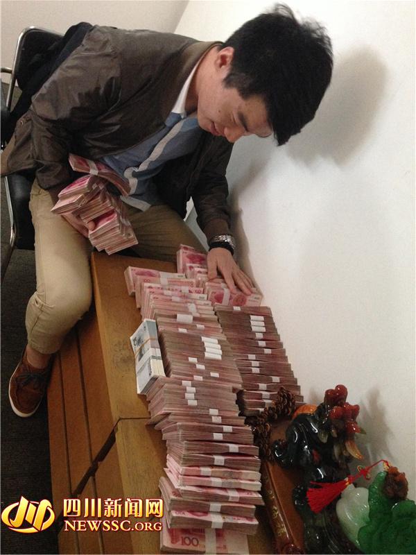 警方在犯罪嫌疑人手機中發(fā)現(xiàn)的照片，犯罪嫌疑人正在數(shù)騙來的贓款（警方提供）。