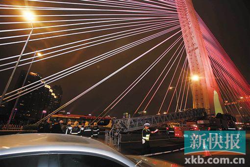 昨日深夜，橋上東側(cè)空出兩條車道用來救援。