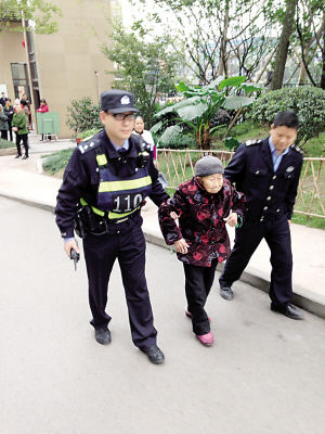 吳俁和李文學(xué)決定先將老太送到轄區(qū)聯(lián)芳派出所核實(shí)身份