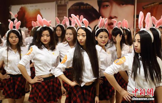 11月11日晚，一百位統(tǒng)一打扮的“兔女郎”現(xiàn)身南京新街口，逛街看電影玩快閃，走到哪里都被圍觀。