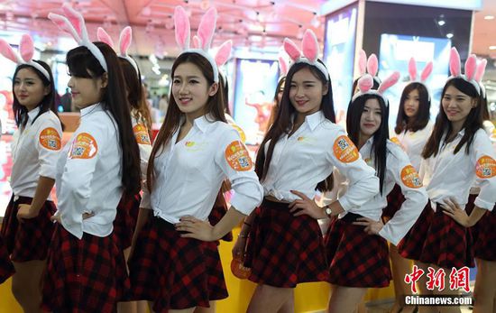 11月11日晚，一百位統(tǒng)一打扮的“兔女郎”現(xiàn)身南京新街口，逛街看電影玩快閃，走到哪里都被圍觀。