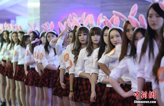 11月11日晚，一百位統(tǒng)一打扮的“兔女郎”現(xiàn)身南京新街口，逛街看電影玩快閃，走到哪里都被圍觀。