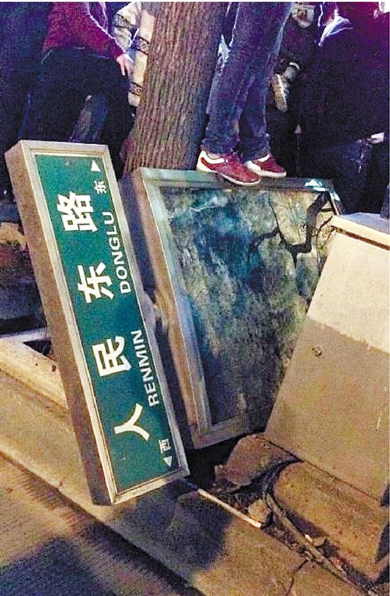 路牌都踩翻，還有人上了樹，城管不出手，也確實(shí)不大合適。