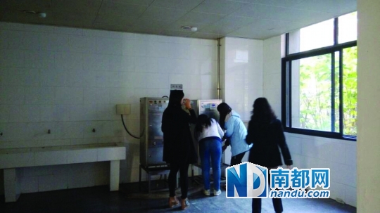 距接熱水的茶房約20米。 南都記者 張少杰 攝