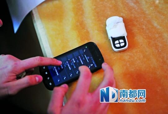 一個(gè)號(hào)碼為021-62588800的電話自稱上海靜安區(qū)公安分局，騙走了小程148萬(wàn)。記者 梁煒培 攝