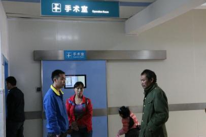 宇宇的父母和爺爺一直守候在手術(shù)室外。