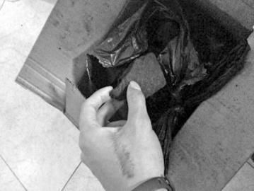 小曾發(fā)出買來的干炭和安眠藥。