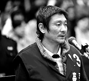 庭審時，鄭東稱自己想隨女兒一起去，請求法院判他死刑立即執(zhí)行