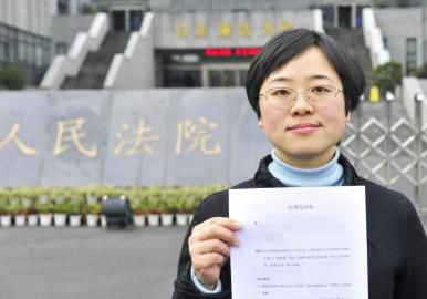 12月3日，起訴代理人出示公訴書。