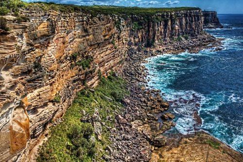 圖為英國游客看日出時摔落的懸崖。