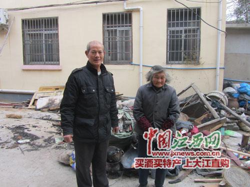 南昌一村支書失火房中抱出液化氣罐 救獨(dú)居老太 南昌一村支書失火房中抱出液化氣罐 救獨(dú)居老太