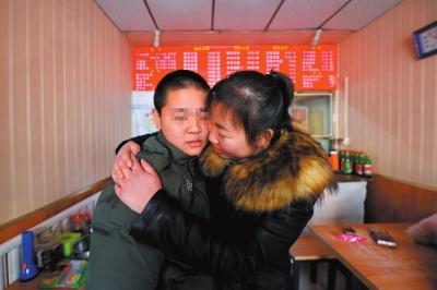 何女士找到了兒子小新后，把兒子緊緊抱在懷里。京華時報記者趙思衡攝