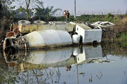 12月23日，側(cè)翻在荷塘的罐車。