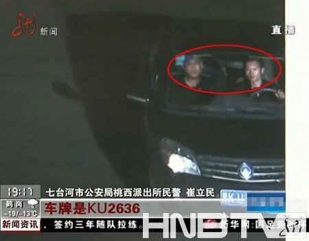 男子半夜砸車行竊 稱“媳婦學(xué)英語沒有錢”(圖)