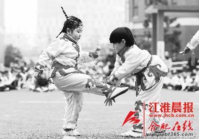 兩名小朋友在進(jìn)行武術(shù)對(duì)打表演。