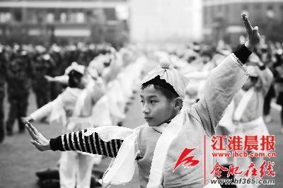 學(xué)生們?cè)谶M(jìn)行集體武術(shù)操展示。