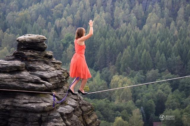 美國女子穿高跟鞋高空走鋼絲 美國女子穿高跟鞋高空走鋼絲