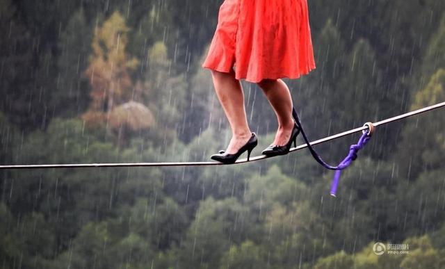 美國女子穿高跟鞋高空走鋼絲 美國女子穿高跟鞋高空走鋼絲