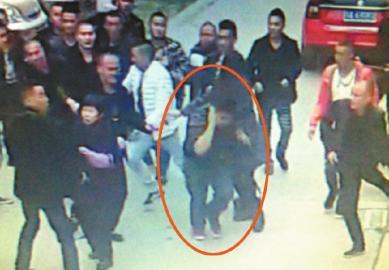 女子結(jié)婚想借婚慶舞臺(tái)被拒 帶人怒砸他人婚禮 女子結(jié)婚想借婚慶舞臺(tái)被拒 帶人怒砸他人婚禮