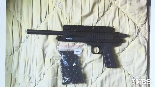 林姓男子使用的瓦斯鎮(zhèn)暴槍。圖自TVBS網(wǎng)站