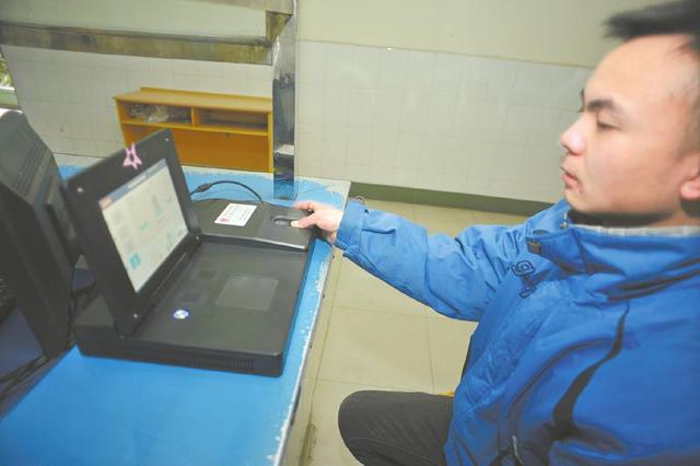 高考報(bào)名錄入指紋開始執(zhí)行,在校生由學(xué)校統(tǒng)一錄入。